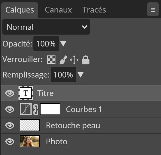 Le panneau Calques de Photopea avec quatre calques : un calque de texte, un calque de réglage Courbes avec son masque, un calque vide nommé Retouche peau, et la photo