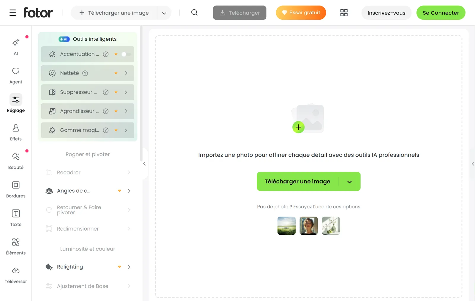 L'éditeur Fotor avec ses outils intelligents à gauche et la zone d'import au centre, invitant à télécharger une image
